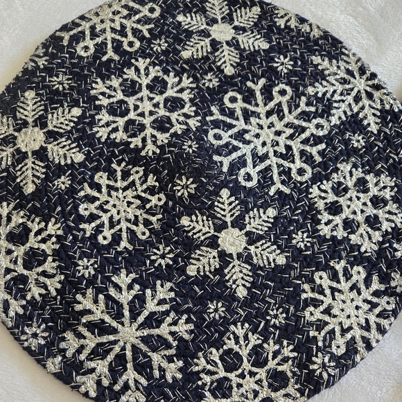 Cynthia Rowley Set of 4 Holiday Winter Snowflake Fabric Placemats Navy Metallic - Picture 3 of 9